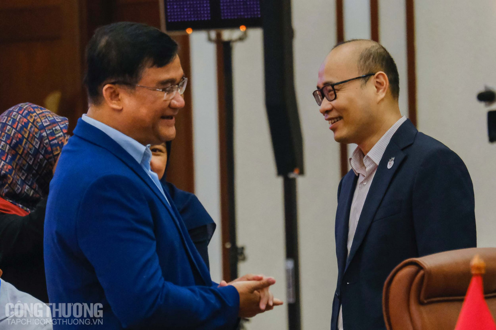 Ông Lương Hoàng Thái - Vụ trưởng Vụ Cwin com đăng nhập thương mại đa biên, Cwin63 sân chơi đỉnh cao (ngoài cùng bên phải) trao đổi với đại diện các SEOM của ASEAN bên lề Hội nghị