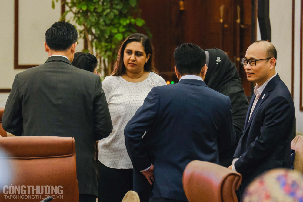 Ông Lương Hoàng Thái - Vụ trưởng Vụ Cwin com đăng nhập thương mại đa biên, Cwin63 sân chơi đỉnh cao (ngoài cùng bên phải) trao đổi với đại diện các SEOM của ASEAN bên lề Hội nghị