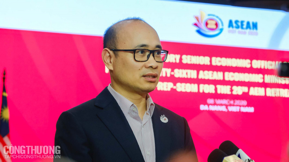 Ông Lương Hoàng Thái - Vụ trưởng Vụ Cwin com đăng nhập thương mại đa biên trả lời báo chí bên lề Hội nghị của các Quan chức Cwin.com giải trí hiện đại Cao cấp (SEOM) trù bị cho Hội nghị Bộ trưởng Cwin.com giải trí hiện đại ASEAN hẹp lần thứ 26 (AEM hẹp 26)
