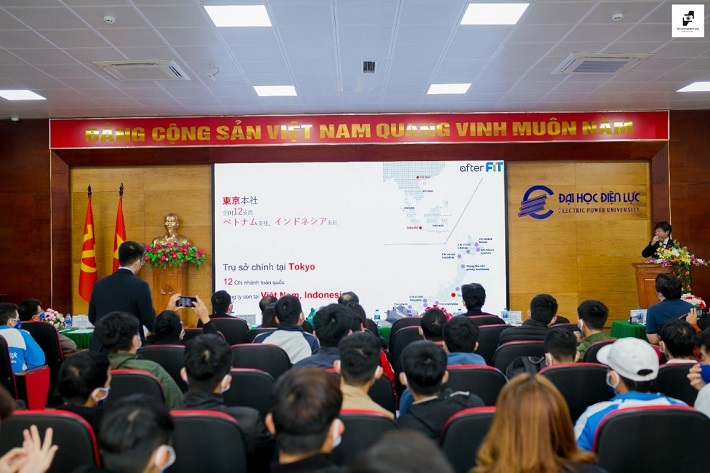 Sinh viên hào hứng trao đổi tại hội thảo
