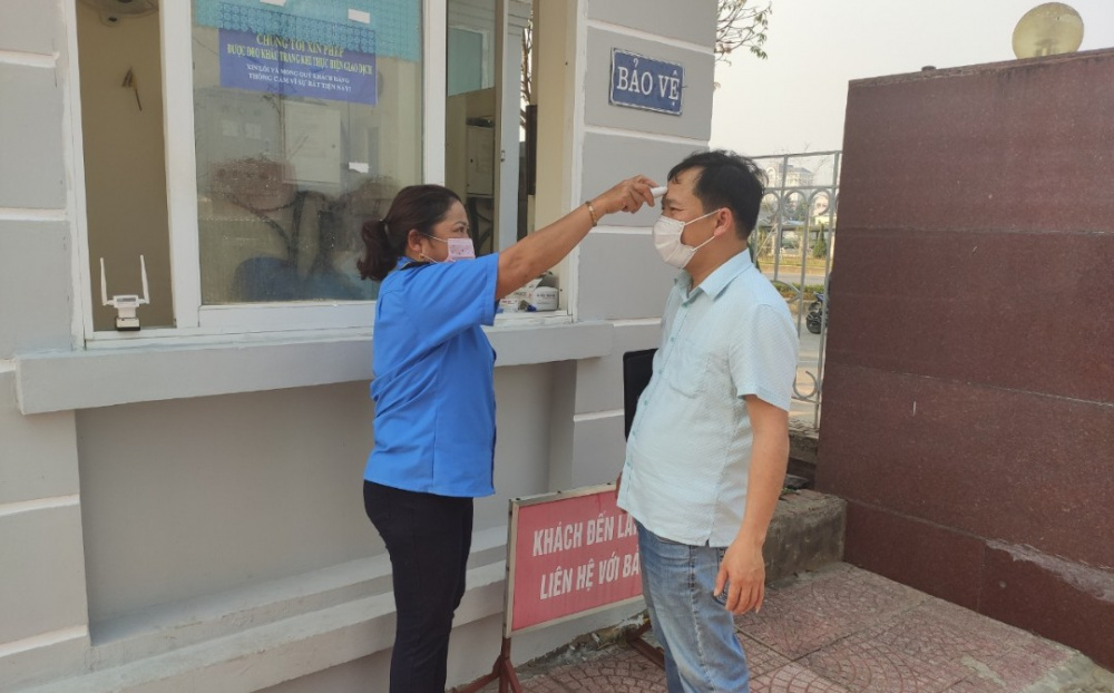 Đo thân nhiệt trước khi vào làm việc
