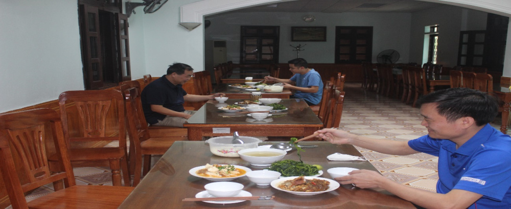 CBCNV Công ty Thủy điện Thác Bà trong giờ ăn cơm