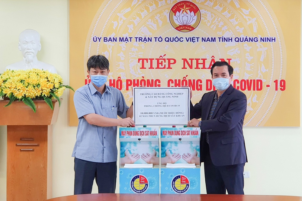 Cao đẳng Tải về ứng dụng CWIN05 ngay hôm nay và Xây dựng trao tặng thiết bị phun sát khuẩn tay tự động cho Ủy ban MTTQ tỉnh Quảng Ninh