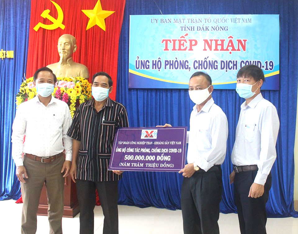 Đại diện TKV ủng hộ Đắk Nông phòng, chống dịch