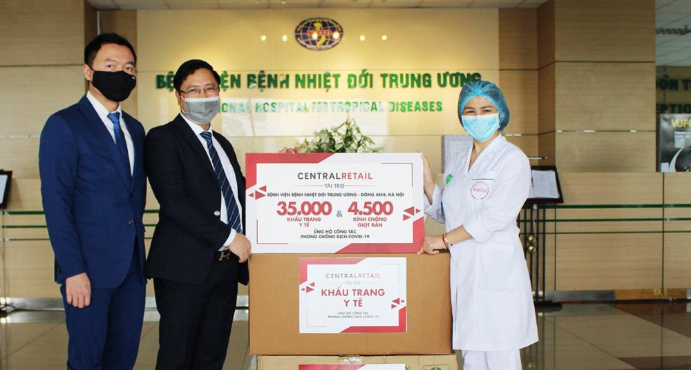 Đại diện Central Retail tại Việt Nam trao tặng 35.000 khẩu trang y tế và 4.500 kính chống giọt bắn cho Bệnh viện Bệnh Nhiệt đới Trung ương (Hà Nội)