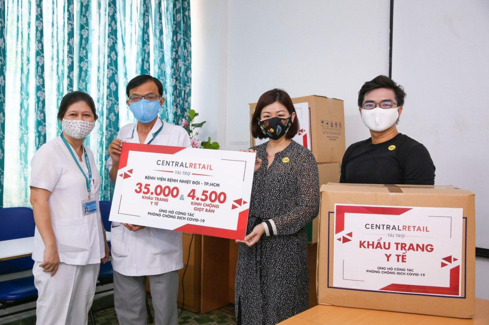 Đại diện Central Retail tại Việt Nam trao tặng 35.000 khẩu trang y tế và 4.500 kính chống giọt bắn cho Bệnh viện Bệnh Nhiệt đới (TP. Hồ Chí Minh)