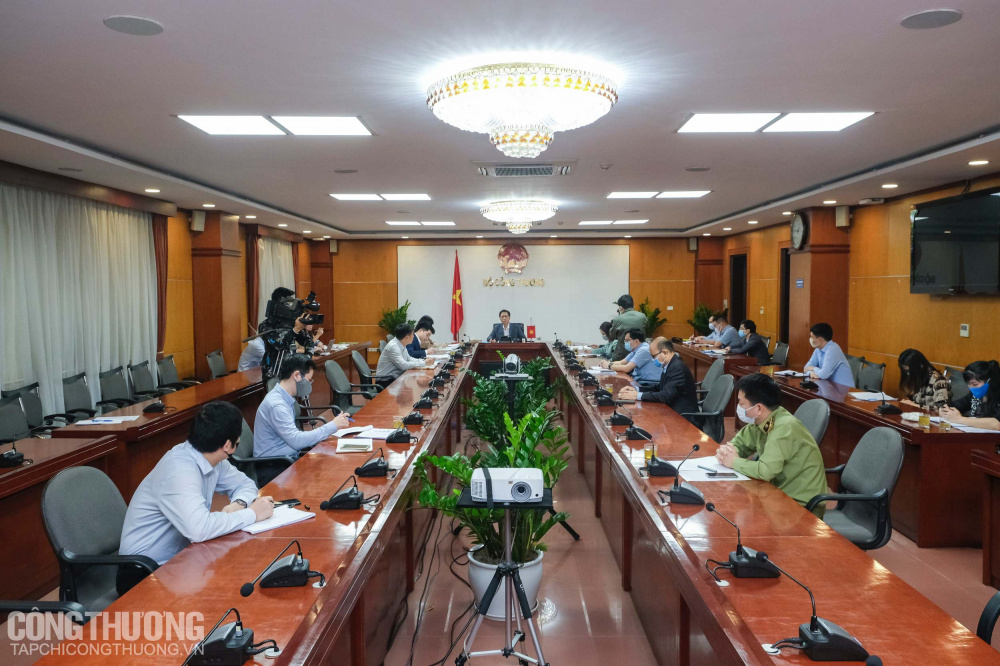 Toàn cảnh buổi điện đàm giữa Bộ trưởng Trần Tuấn Anh với Tổng cục trưởng Tổng cục Hải quan Trung Quốc Nghê Nhạc Phong và Bộ trưởng Thương mại Trung Quốc Chung Sơn