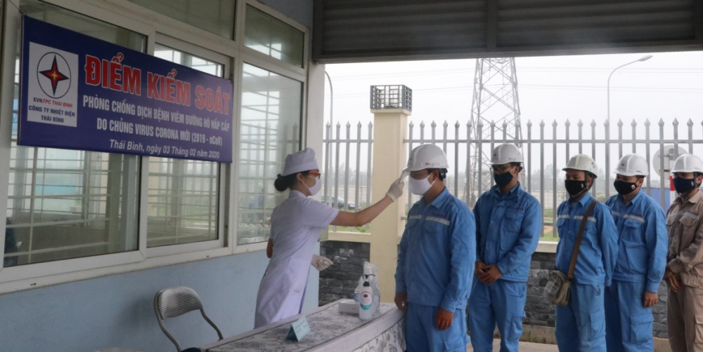 Kiểm tra thân nhiệt và sát khuẩn trước khi vào làm việc 