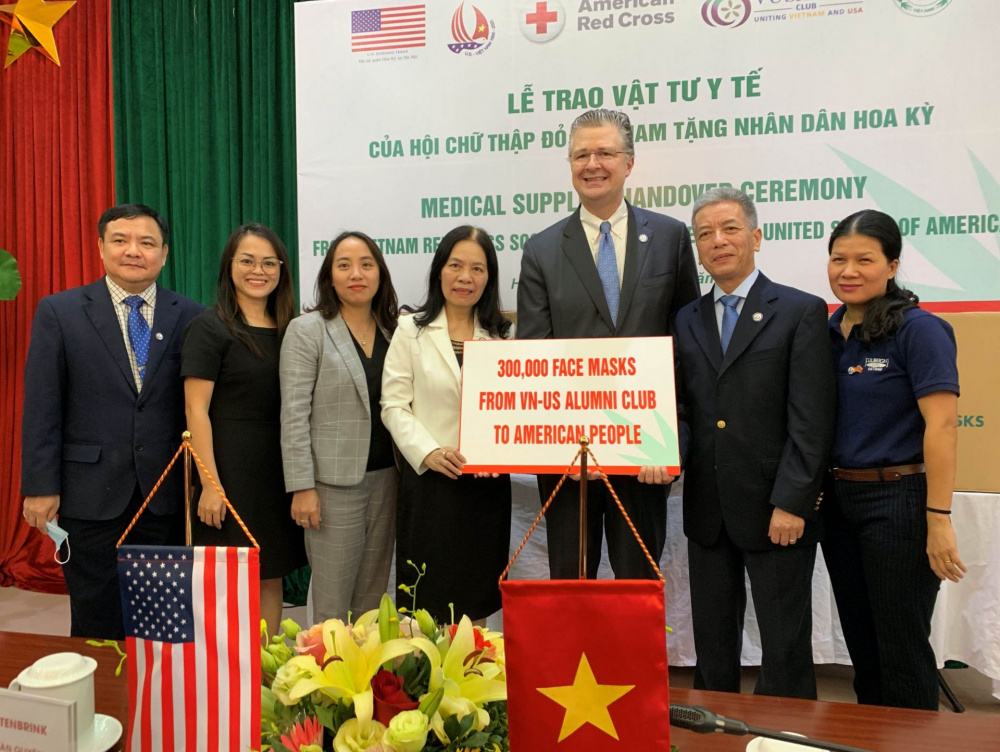 Đại sứ Hoa Kỳ tại Việt Nam Daniel Kritenbrink (thứ ba từ phải sang) nhận quà từ VUSAC tại Hà Nội ngày 29/4