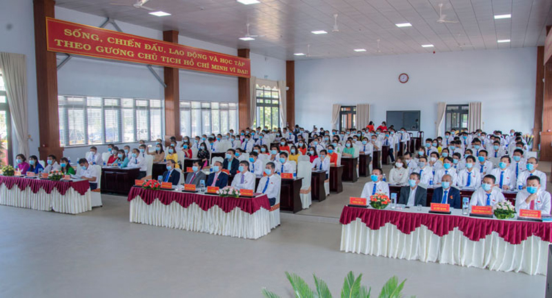 Đại biểu tham dự Đại hội lần thứ III Đảng bộ Công ty Nhôm Lâm Đồng - Vinacomin tuân thủ việc đeo khẩu trang trong suốt thời gian diễn ra đại hội