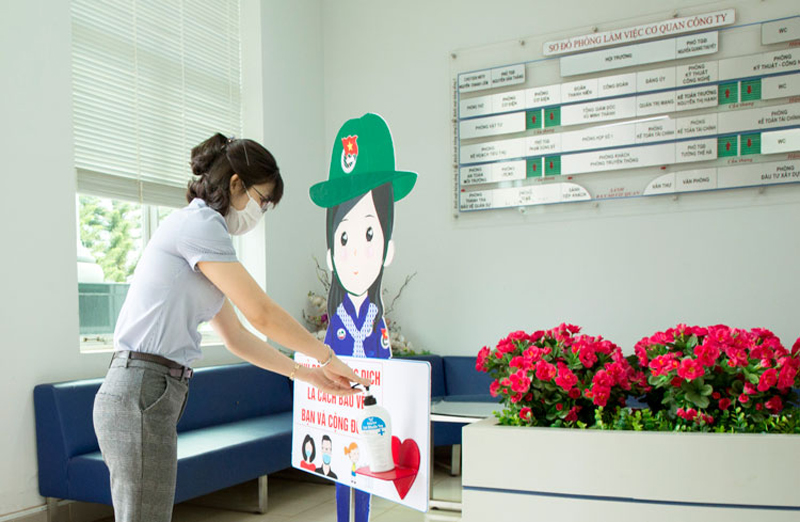   Rất nhiều vị trí trong Công ty Nhôm Lâm Đồng - TKV được bố trí dung dịch rửa tay sát khuẩn để cán bộ, công nhân viên, khách hàng sử dụng mọi lúc, mọi nơi