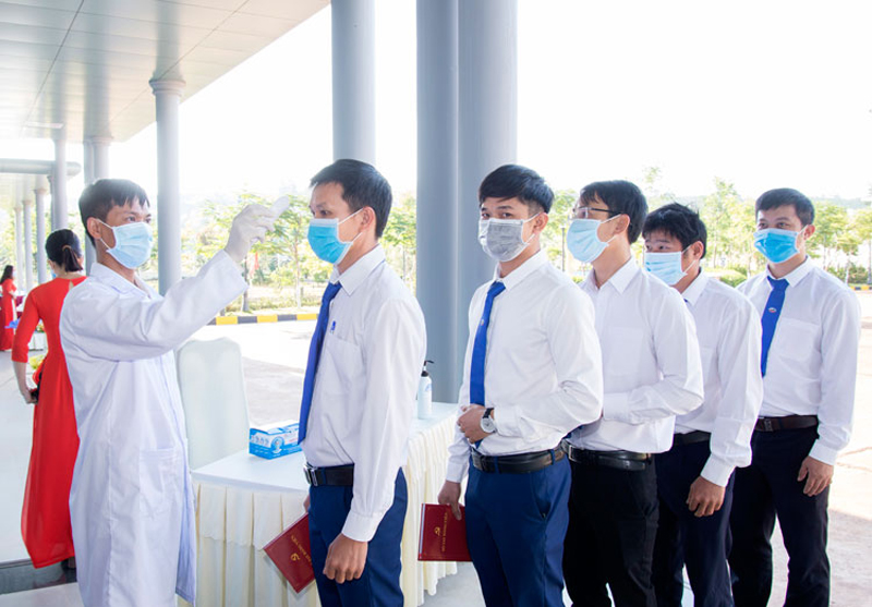 Đo thân nhiệt cho các đại biểu trước khi vào dự Đại hội đại biểu lần thứ III Đảng bộ Công ty Nhôm Lâm Đồng - Vinacomin
