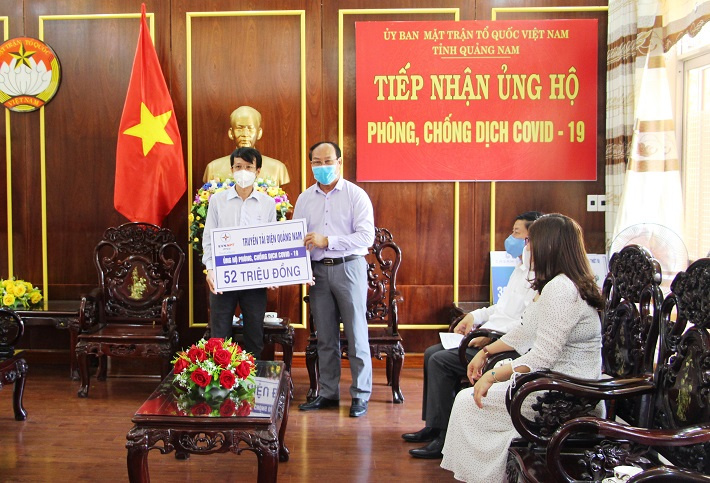 Trao quà ủng hộ