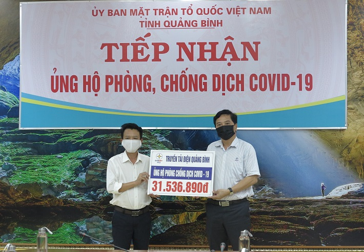 Lãnh đạo trao quà 