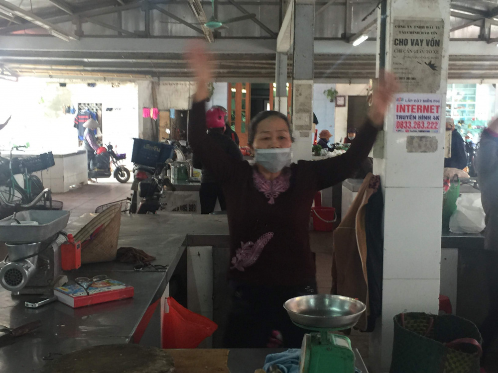 Bà Lê Thị Nuôi, tiểu thương năm này 70 tuổi vui vẻ cho biết thêm,  tuổi già chỉ mong có giấc ngủ ngon, bây giờ sau những buổi chợ trưa và tối bà đã có được giấc ngủ ngon lành hơn
