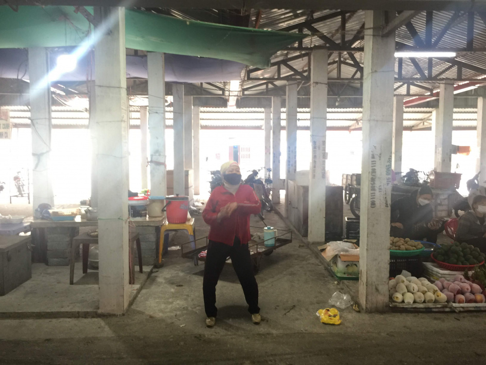 Tiểu thương cao tuổi hăng say luyện tập theo điệu nhạc