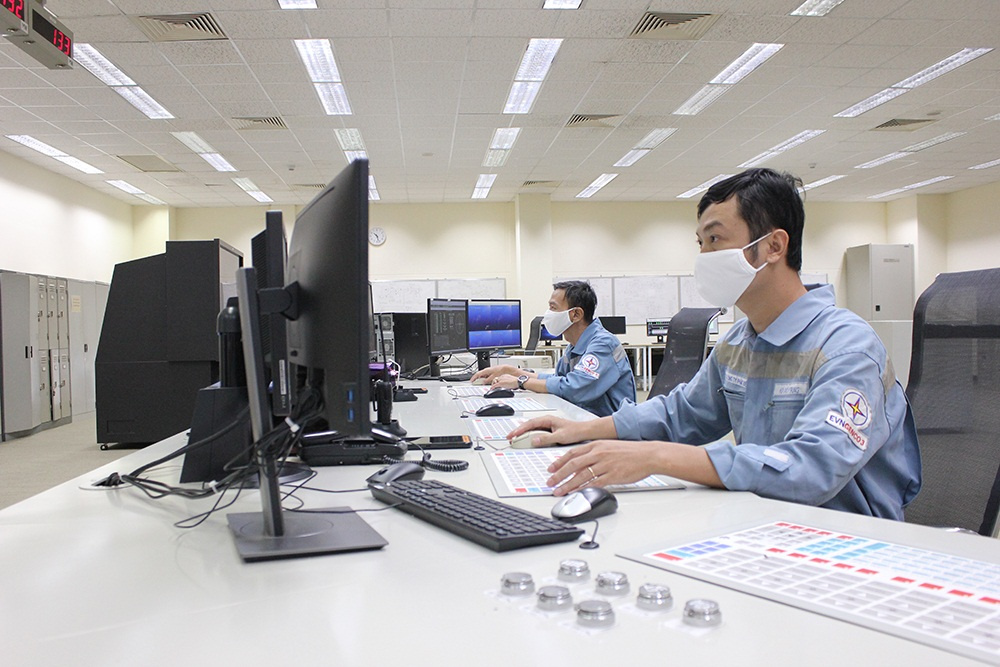 Các kỹ sư Công ty Nhiệt điện Phú Mỹ đảm bảo sức khoẻ và quân số để vận hành tin cậy các tổ máy 