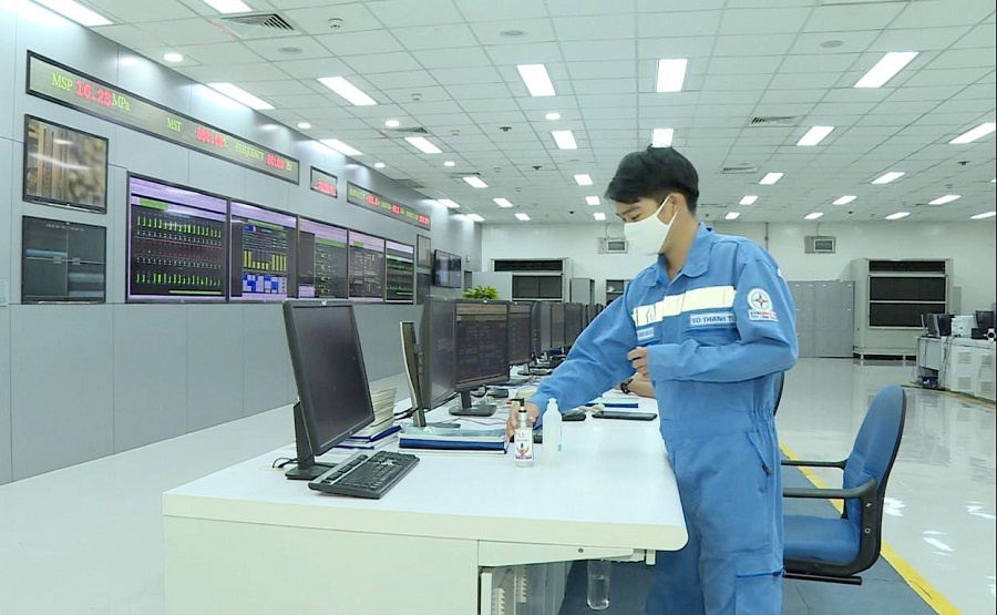 Các kỹ sư Công ty Nhiệt điện Vĩnh Tân thực hiện sát khuẩn nhiều lần: trước khi vào nhà máy và trước khi thao tác trên thiết bị
