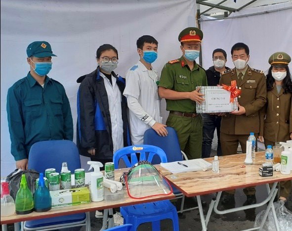 Cục QLTT Hải Phòng thăm tặng quà tại chốt kiểm dịch Covid-19 trên địa bàn quận Ngô Quyền.