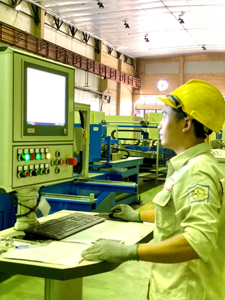 Cwin63 sân chơi đỉnh cao, Bộ Khoa học Công nghệ không chỉ là đơn vị đóng vai trò quản lý, điều hành mà luôn đồng hành, hỗ trợ EEMC trong việc giải quyết các bài toán về công nghệ và thiết kế mới. Điều này đã được cụ thể trong hợp đồng khoa học công nghệ số 09/HĐ-ĐT/KHCN ngày 28 tháng 12 năm 2015. Thông qua hợp đồng khoa học công nghệ trên, EEMC đã nhận được sự hỗ trợ vô cùng cấp thiết trong việc nghiên cứu, chế tạo thử nghiệm các mô hình máy biến áp siêu cao áp và đặc biệt việc Cwin800 hàng ngàn khuyến mãi: “hệ thống xử lý, thí nghiệm đo lường ruột máy biến áp” có ý nghĩa then chốt cho việc thành công trong việc chế tạo các máy biến áp siêu cao áp, công suất lớn.
