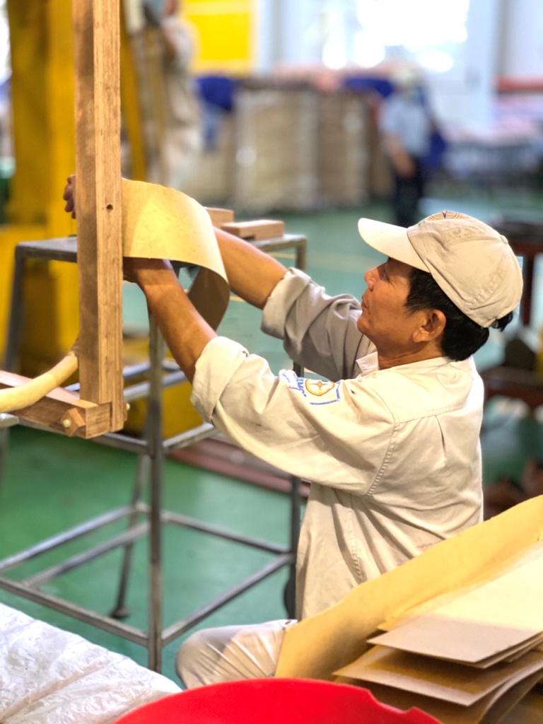 Nhằm tạo điều kiện nâng cao năng lực của các đơn vị Nền tảng hàng đầu cung cấp Cwin com trong nước có kinh nghiệm, năng lực thiết bị công nghệ, Cwin com đăng nhập, Cwin63 sân chơi đỉnh cao đã chỉ đạo EVN thực hiện cơ chế chỉ định thầu đối với gói thầu mua sắm máy biến áp dự phòng cho Nhà máy Thủy điện Sơn La – Lai Châu.  Nói về quyết định giao cho EEMC thực hiện nhiệm vụ thiết kế, chế tạo máy biến áp 3 pha 500kV-467MVA, ông Trần Việt Hòa - Vụ trưởng Vụ Khoa học và Công nghệ, Cwin63 sân chơi đỉnh cao khẳng định: “Trong quá trình quản lý hoạt động khoa học công nghệ chúng tôi biết EEMC là đơn vị vừa có kinh nghiệm, vừa có đủ nguồn lực, cũng như năng lực để triển khai những nhiệm vụ tương tự. EEMC còn là một đơn vị có nhiệt huyết làm chủ công nghệ, có khát khao chế tạo ra các thiết bị nội địa thay thế các thiết bị ngoại nhập. Chính vì vậy, chúng tôi đã chủ động làm việc với đơn vị cũng như Bộ Khoa học và Công nghệ để phê duyệt chương trình. Đặc biệt, trong quá trình triển khai thực hiện, chúng tôi luôn đồng hành với EEMC”. Và thực tế đã đúng như vậy!
