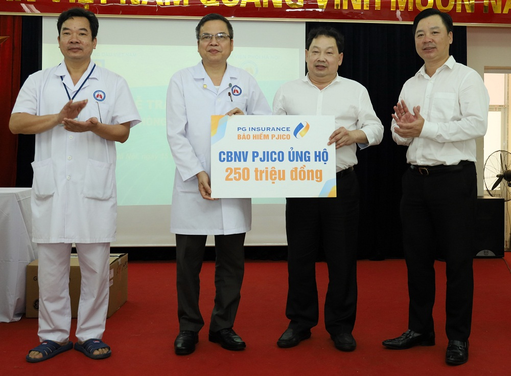 Phó Tổng giám đốc Nguyễn An Hòa trao số tiền 250 triệu đồng của CBNV PJICO cho Bệnh viện Phổi Hà Nội