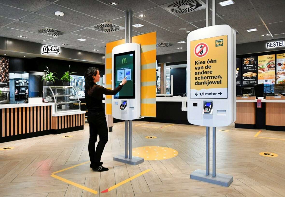 giữ khoáng cách tại cửa hàng mc donald's