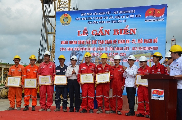 Lãnh đạo Vietsovpetro khen thưởng các cá nhân xuất sắc