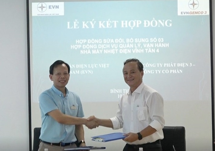 Đại diện NMĐ VT4 và EPS thực hiện ký kết hợp đồng