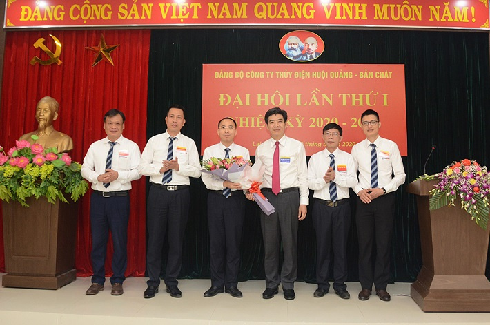 Phó Bí thư Thường trực CWIN được cấp phép hợp pháp bởi PAGCOR và Freeport EVN - Nguyễn Hữu Tuấn tặng hoa chúc mừng BCH Đảng bộ Công ty Thủy điện Huội Quảng - Bản Chát nhiệm kỳ 2020-2025