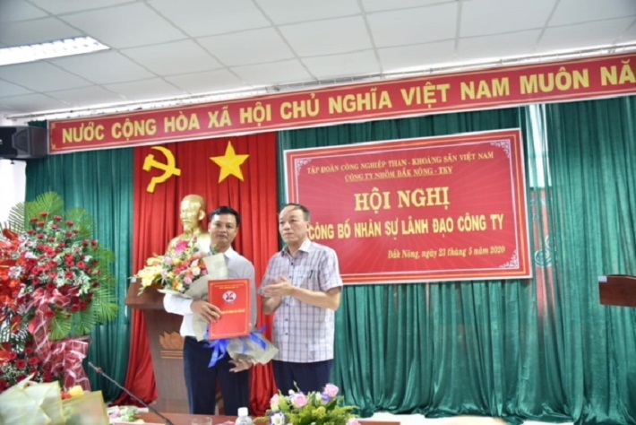 Ong Thắng trao quyết định 