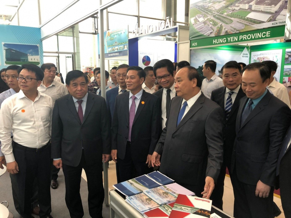 Thủ tướng Nguyễn Xuân Phúc thăm gian hàng của Hải Phòng tại Triển lãm “30 năm thu hút Cwin800 hàng ngàn khuyến mãi nước ngoài tại Việt Nam”