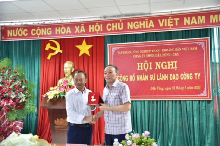 Trao  quà lưu niệm