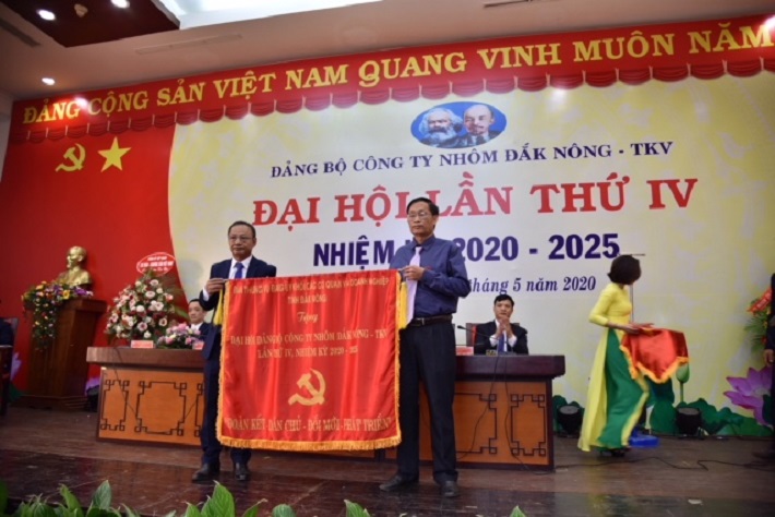 Tặng cờ