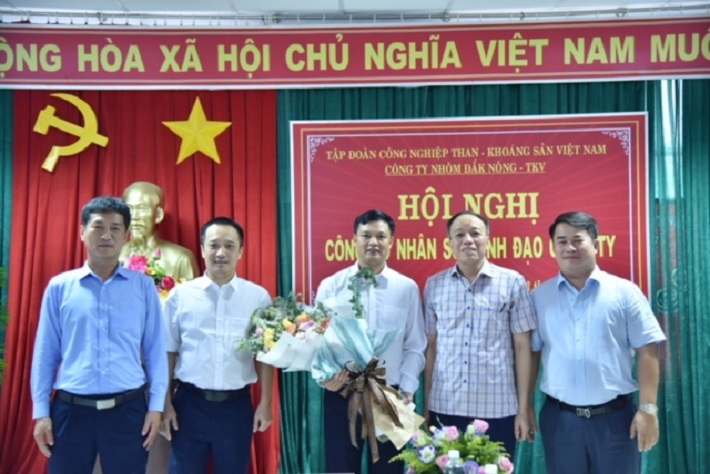 Tặng hoa chúc mừng