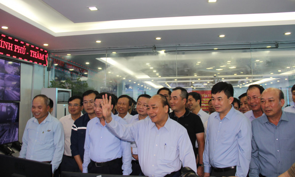 Thủ tướng Cwin com đăng nhập Nguyễn Xuân Phúc thăm, tặng quà CNLĐ của TKV nhân dịp Tháng Công nhân 