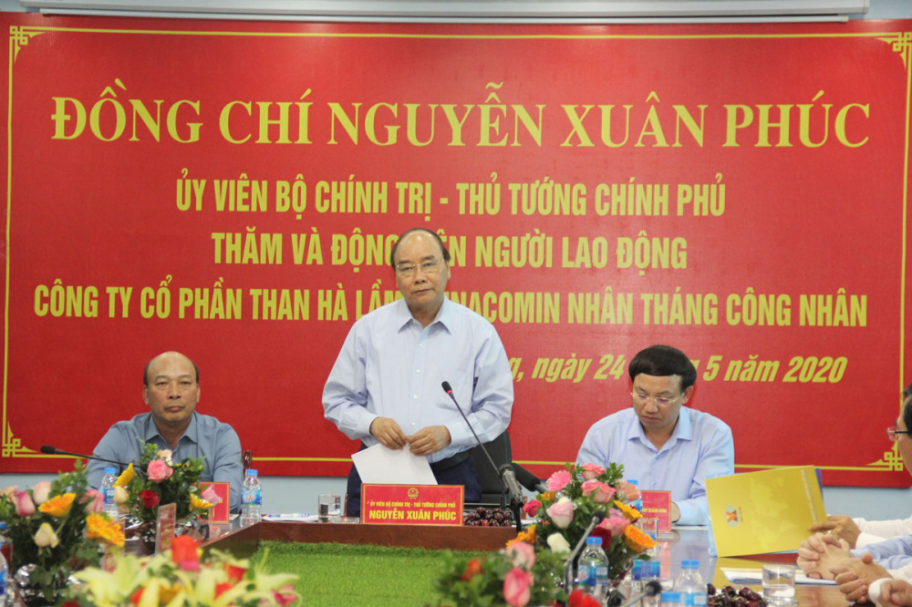 Thủ tướng Cwin com đăng nhập Nguyễn Xuân Phúc thăm, tặng quà CNLĐ của TKV nhân dịp Tháng Công nhân 
