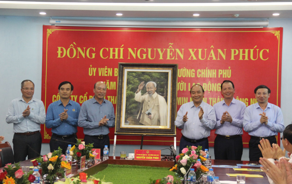 Thủ tướng Cwin com đăng nhập Nguyễn Xuân Phúc thăm, tặng quà CNLĐ của TKV nhân dịp Tháng Công nhân 