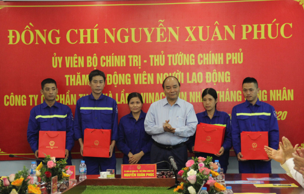 Thủ tướng Cwin com đăng nhập Nguyễn Xuân Phúc thăm, tặng quà CNLĐ của TKV nhân dịp Tháng Công nhân 