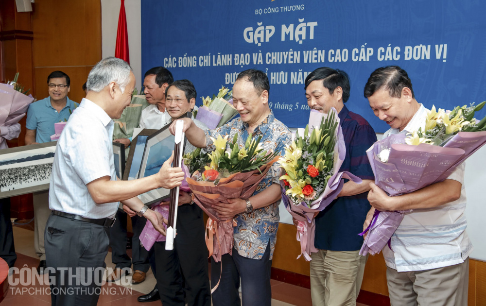 Tặng hoa các cán bộ hưu trí