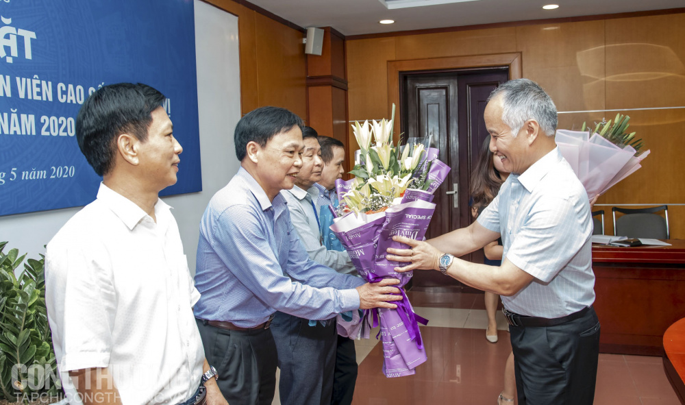 Tặng hoa cán bộ hưu trí