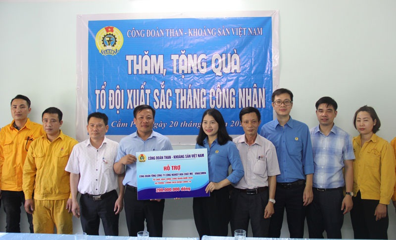 Công đoàn TKV trao kinh phí hỗ trợ tổ chức hoạt động công đoàn và phòng chống dịch Covid-19 cho Công đoàn Tổng công ty Hoá chất mỏ