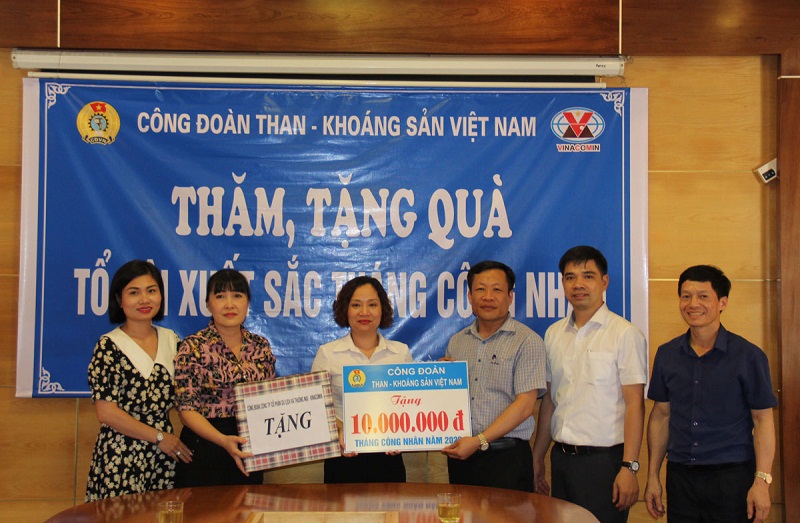 Công đoàn TKV thăm và tặng quà CBCN Công ty CP Du lịch và thương mại - Vinacomin