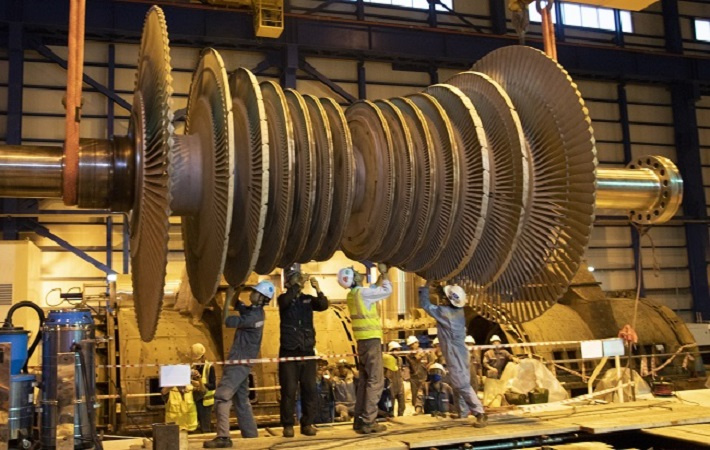 Công nhân EPS thực hiện công tác sửa chữa tua bin hơi Hạ áp
