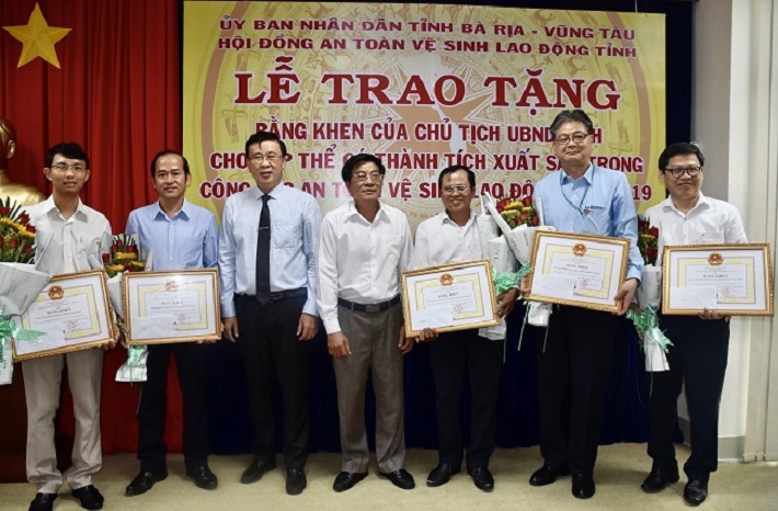 Ông Huỳnh Văn Danh, Giám đốc Sở LĐTBXH, Phó Chủ tịch Hội đồng ATVSLĐ tỉnh trao Bằng khen của UBND tỉnh cho các Cwincom hiện đang mở