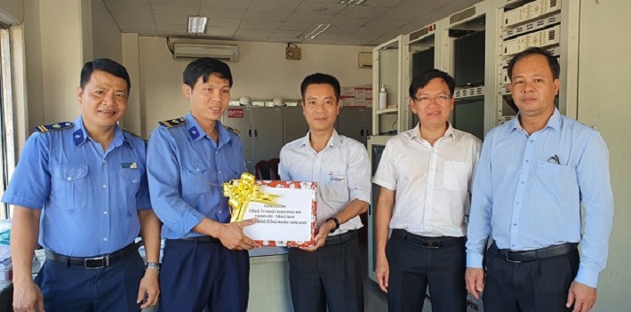 Tặng quà cho bảo vệ