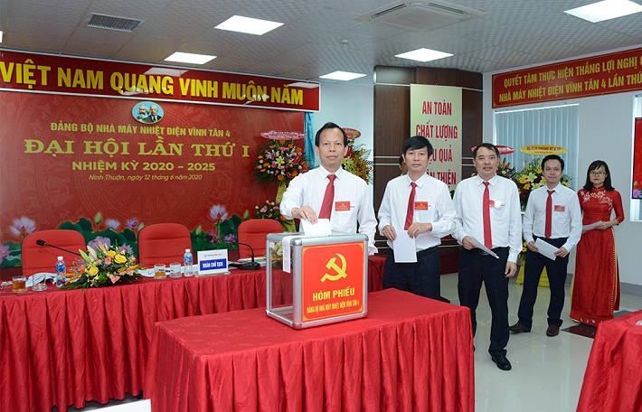 Các đại biểu bỏ phiếu bầu Ban chấp hành Đảng bộ NMNĐ Vĩnh Tân 4 nhiệm kỳ 2020 – 2025