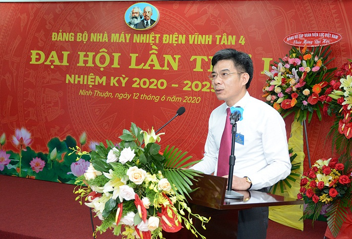 Phó Bí thư Thường trực Đảng uỷ EVN Nguyễn Hữu Tuấn phát biểu tại Đại hội