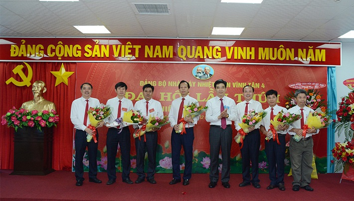 Phó Bí thư Thường trực Đảng uỷ EVN Nguyễn Hữu Tuấn tặng hoa chúc mừng Ban chấp hành Đảng bộ NMNĐ Vĩnh Tân 4 nhiệm kỳ 2020 - 2025