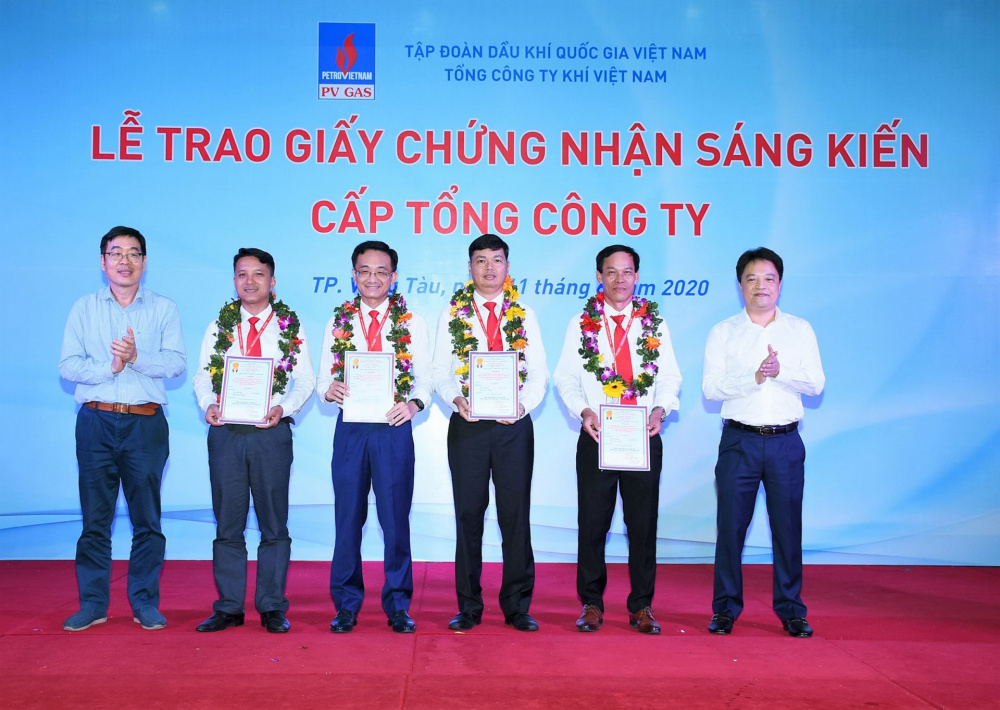 Lãnh đạo PV GAS trao chứng nhận Sáng kiến cấp PV GAS cho các cá nhân và tập thể